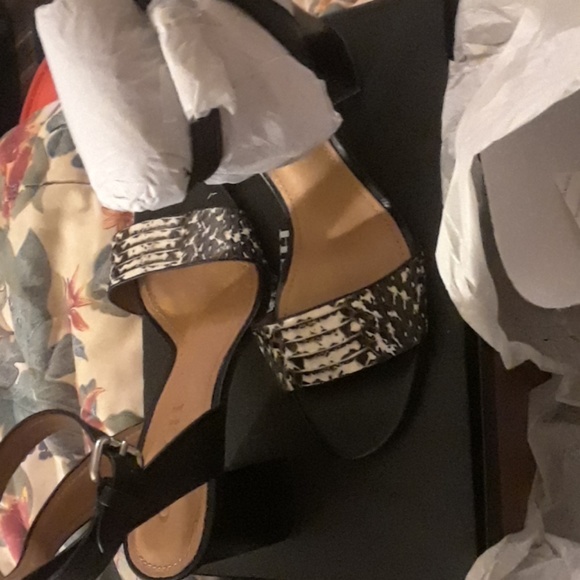 Elegantly styled black and white sling backs - Picture 3 of 3